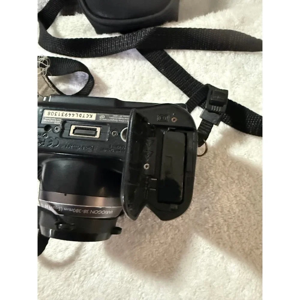 Kodak EasyShare Z740 Digital Camera 5.0MP 10x Optical Zoom Black with Case